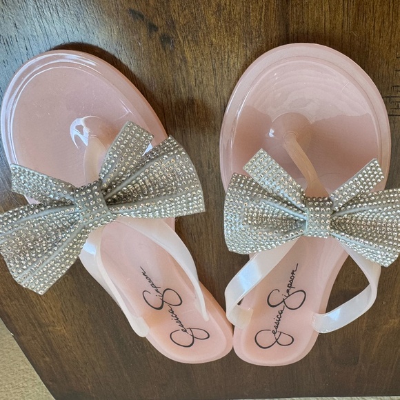 Brand New Jessica Simpson Flip Flops, Girls, Peach with sparkly silver bows, - Picture 2 of 4